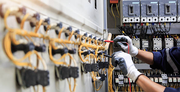 Professional Electrician technician working in Grandview, IL